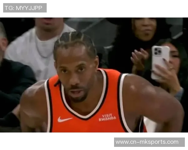 伦纳德遭严密防守半场表现平平仅得14分4板3助2断仍展现巨星风范