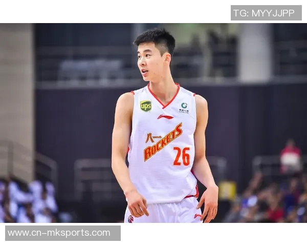 CBA赛场意外瞬间杨瀚森抢篮板时肘击加福德面部引发关注