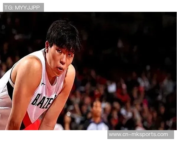 CBA赛场意外瞬间杨瀚森抢篮板时肘击加福德面部引发关注 CBA赛场意外瞬间杨瀚森抢篮板时肘击加福德面部引发关注