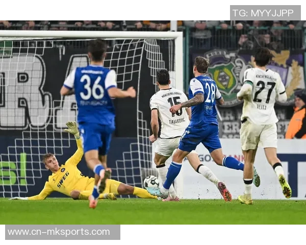 纽卡球迷与马赛当地球迷发生冲突部分人紧急躲入酒吧避难 纽卡球迷与马赛当地球迷发生冲突部分人紧急躲入酒吧避难